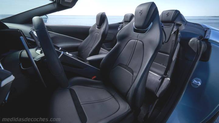 Interior Ferrari Roma Spider 2023