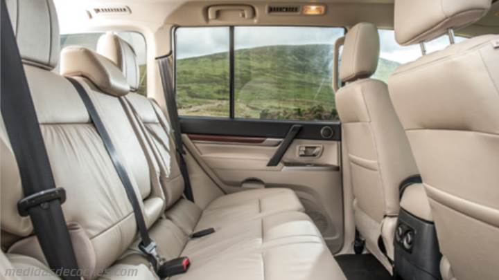 Interior Mitsubishi Montero 5p 2015