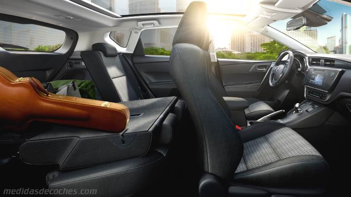 Interior Toyota Auris 2015