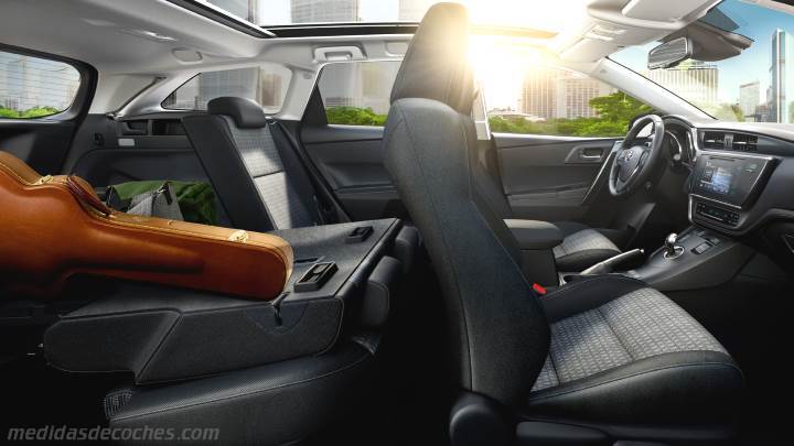 Interior Toyota Auris Touring Sports 2015