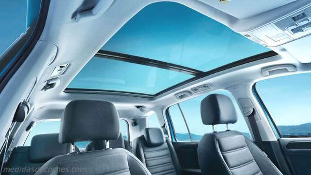 Interior Volkswagen Touran 2016